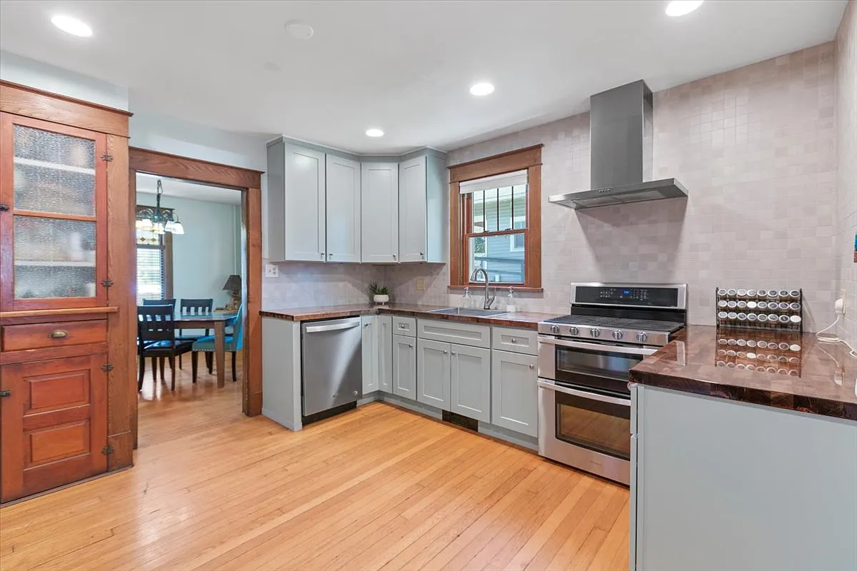 3 bed, 2100 sqft, $2,100 — Photo 2