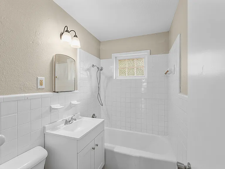 205 NW 40th St — Photo 16