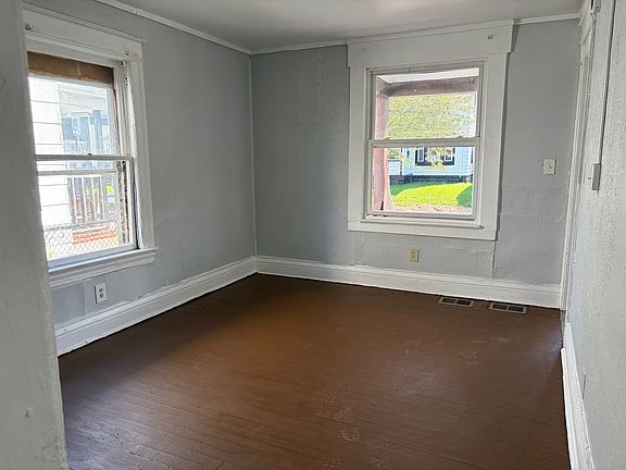 4th image of 90 Fairbanks St