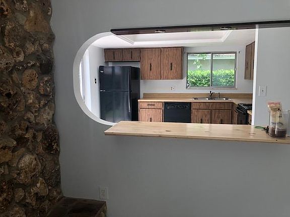 3rd image of 664 Stanhope Dr