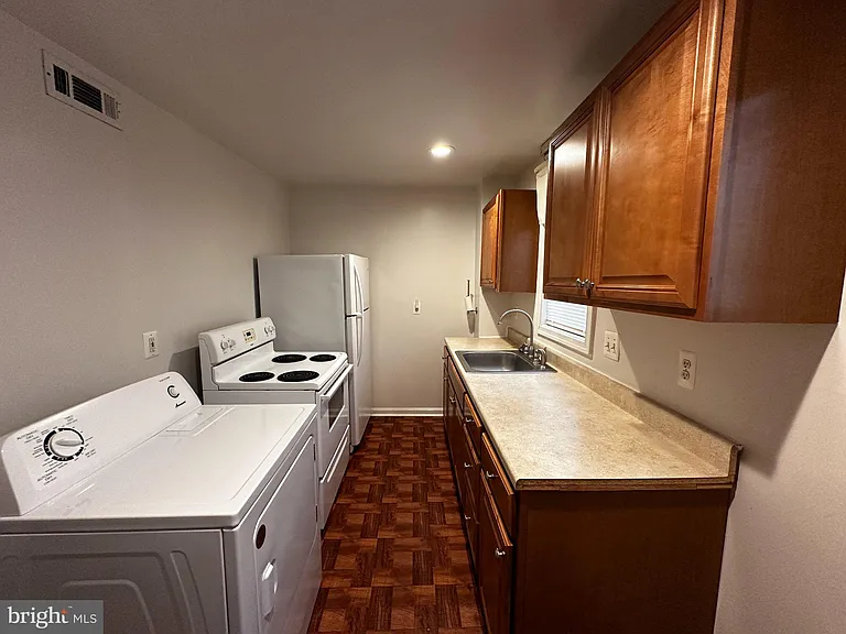 1527 W 36th St #2 — Photo 5