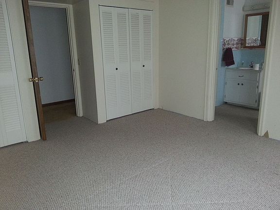 Bedroom connected to bathroo