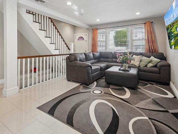 3rd image of 54 Henderson St