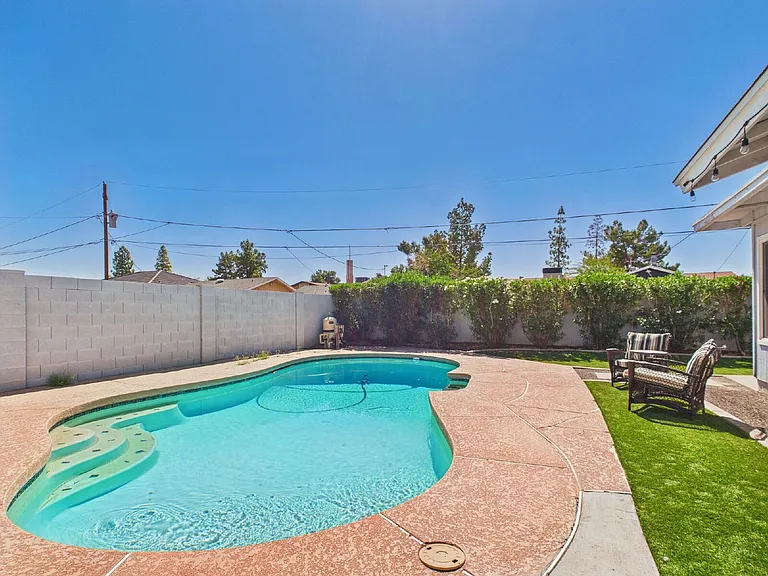 1233 W 11th St — Photo 24