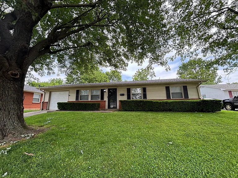 1711 Sarasota Ct — Photo 2