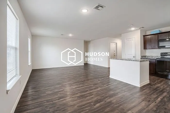 3 bed, 2.0 bath, 1298 sqft, $1,235 — Photo 4
