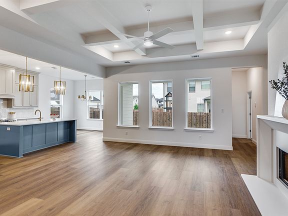 4th image of 913 Triple Crown Ct