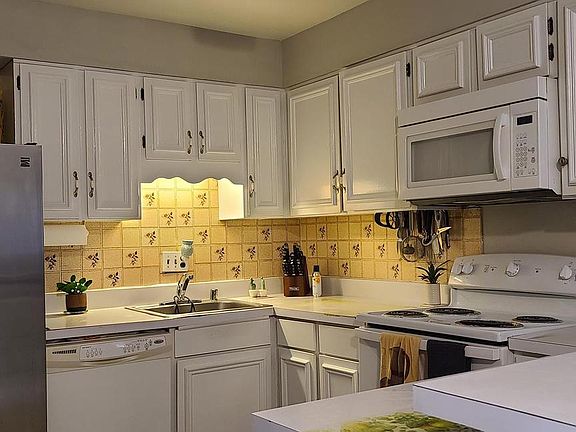 4th image of 104 E Cornell Dr