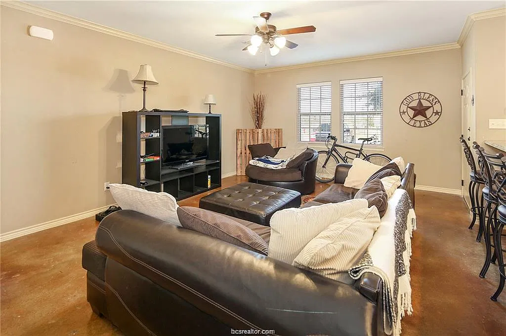 4 bed, 1853 sqft, $2,800 — Photo 3
