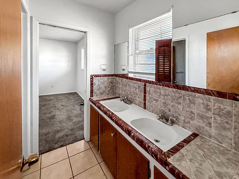 805 W Gore Ave — Photo 5