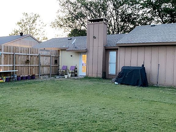 2nd image of 1404 Ross Ln