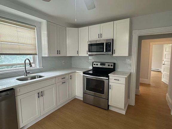 4th image of 412 Waterman Ave #2L