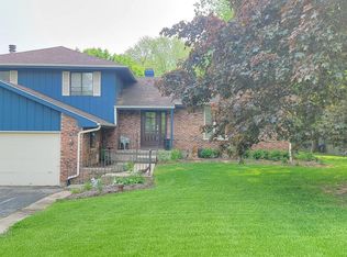 38W141 Pollitt Dr, Elgin, IL 60124