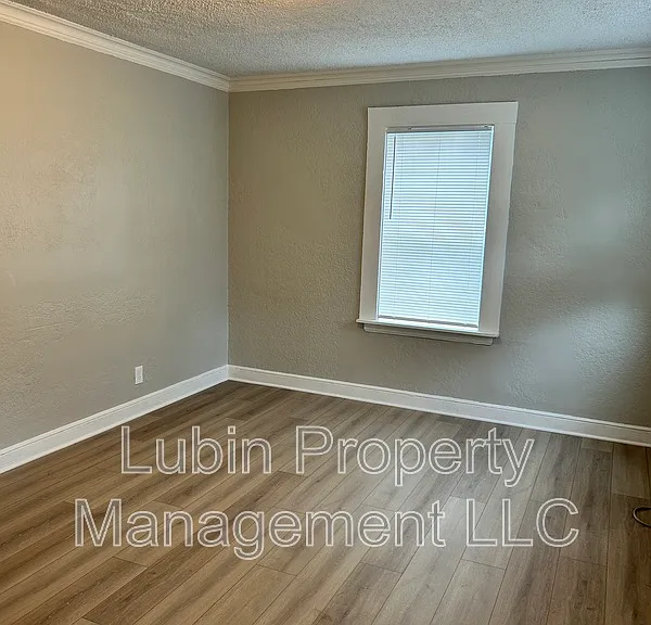 2406 Forest Ave — Photo 3