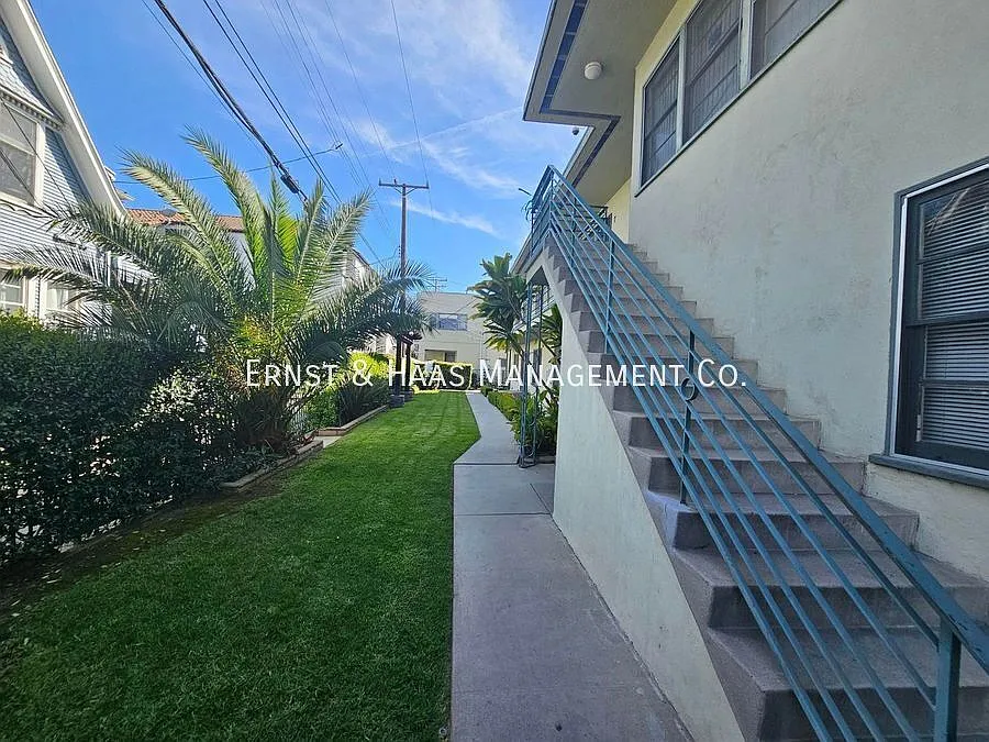 Charming Upgraded Apartment with Gated Access in a Prime Downtown Location! — Photo 2