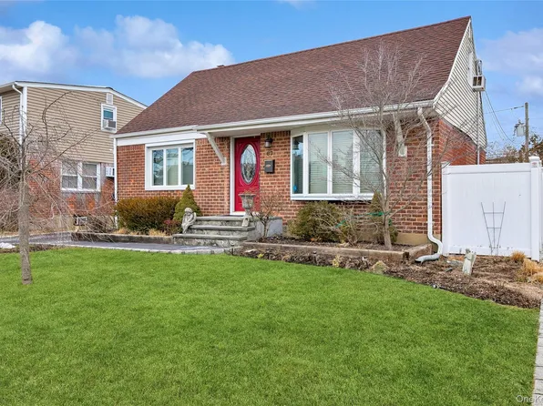 67 Combes Avenue, Hicksville, NY 11801