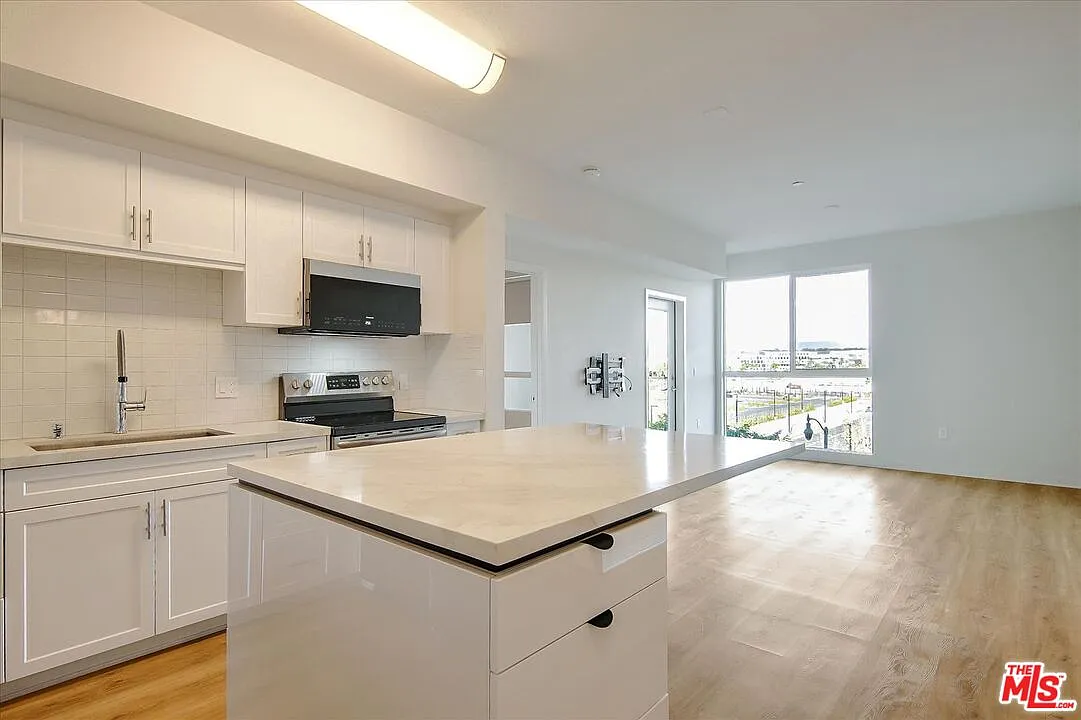 2 bed, 2.0 bath, 810 sqft, $4,195 — Photo 1