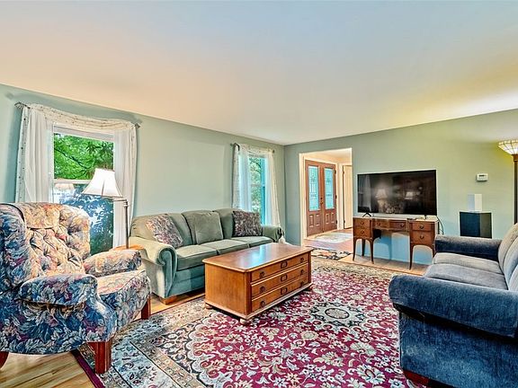 4th image of 1531 King Edward Dr