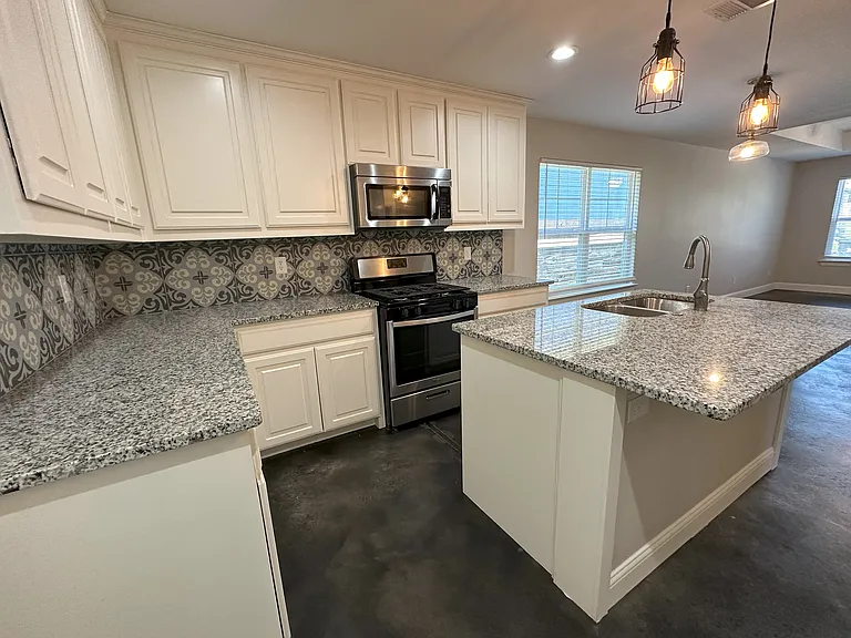 428 E Nelson St — Photo 5