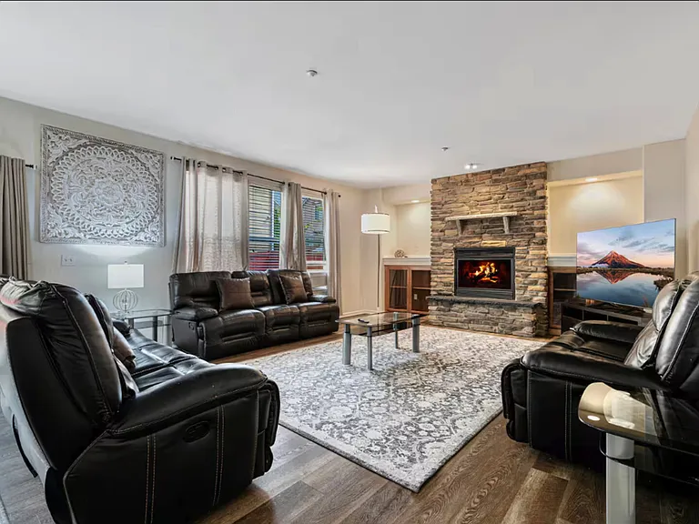 Burnett Ct S — Photo 1
