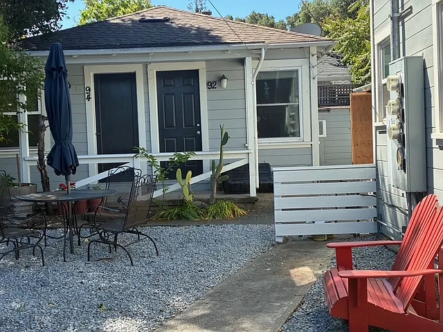 Private studio unit in beautiful garden.