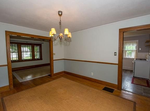4th image of 1122 N Niles Ave