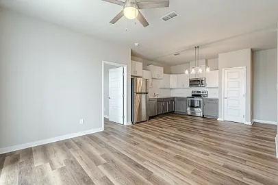 711 S Frio St — Photo 110
