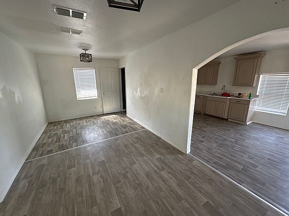 4th image of 504 Turner St