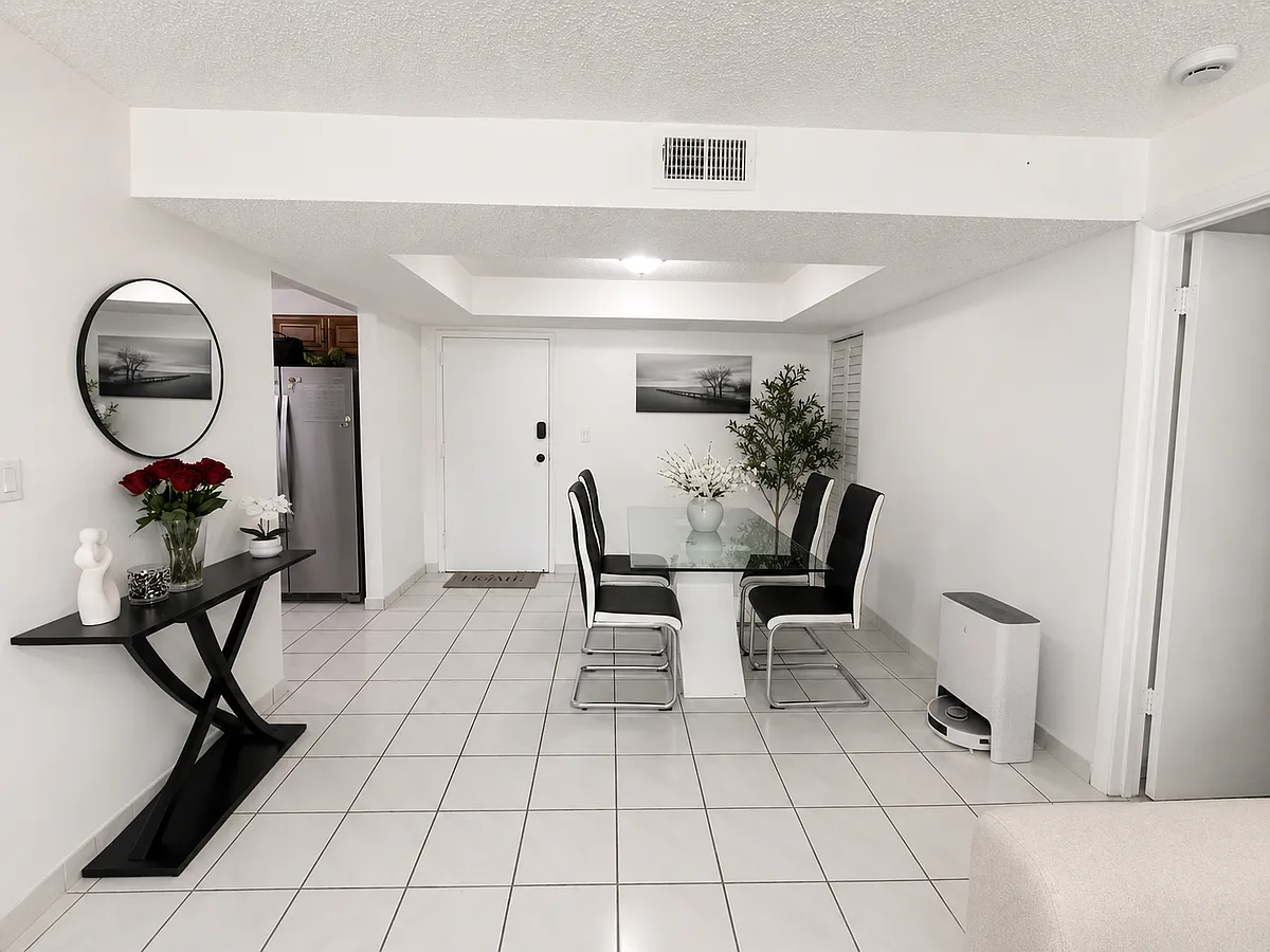 Building Photo - 1820 W 53rd St #108