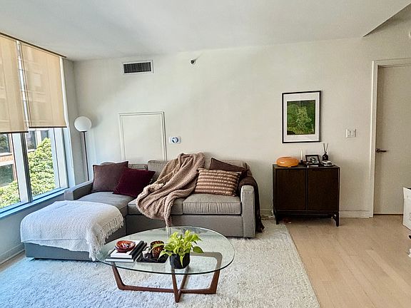 3rd image of 318 Spear St Unit 6B