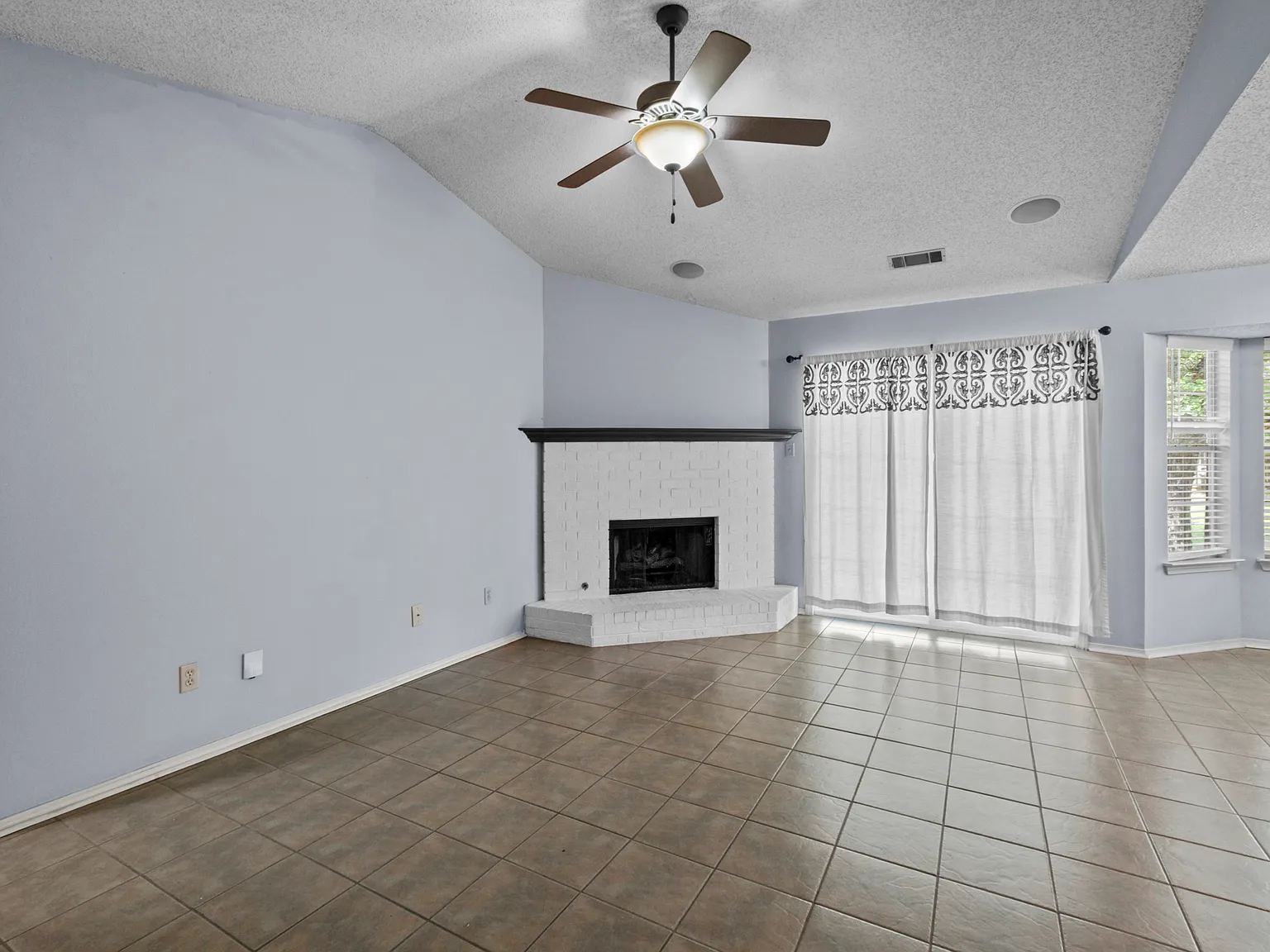 3 bed, 1272 sqft, $1,700 — Photo 4