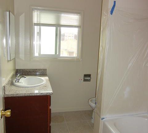 5th image of 842 Adams St