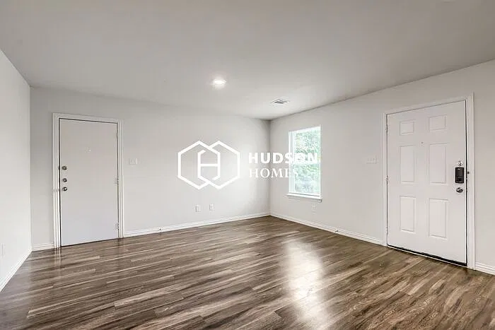 3 bed, 2.0 bath, 876 sqft, $1,015 — Photo 3