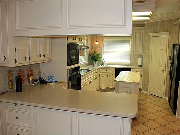 4th image of 5015 Maple Terrace Dr
