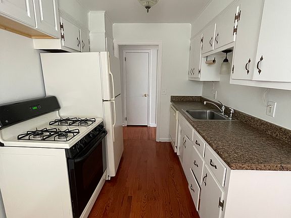Galley Kitchen w/ breakfast area- 1st floor