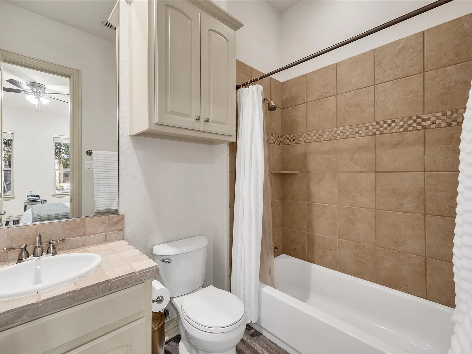 2 bed, 1991 sqft, $2,750 — Photo 1