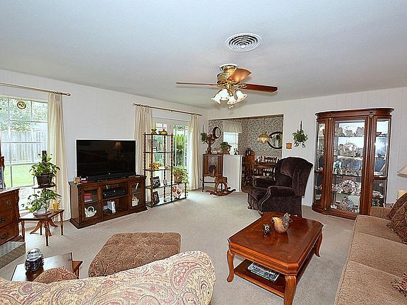 Entering the oversize living room. Dress it up or tone it down for pure comfort, this is a marvelous space for living and entertaining.