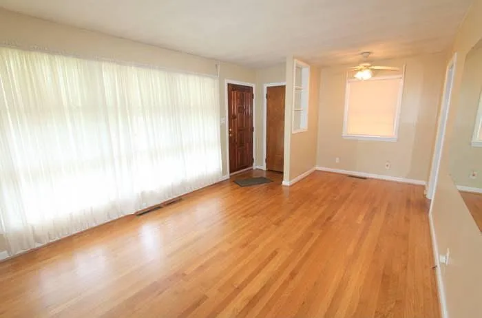 3 bed, 1000 sqft, $1,025 — Photo 2