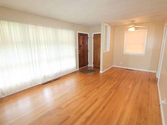 2nd image of 915 Stephens St