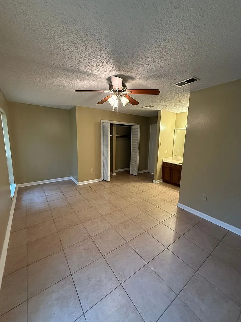 Building Photo - 1126 Willow Creek Dr #1128