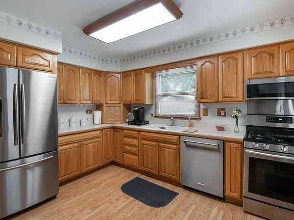 5th image of 706 Greenbriar Ln