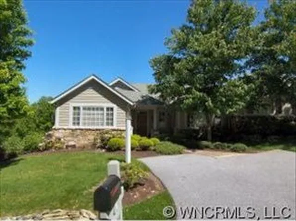 16 Meadow Ridge Ln, Hendersonville, NC 28739