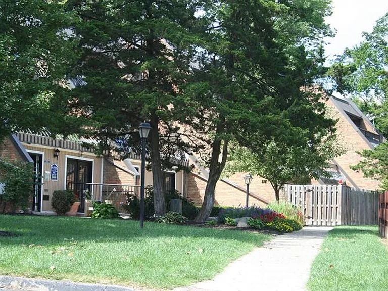 ESTATES ON MAIN — Photo 32