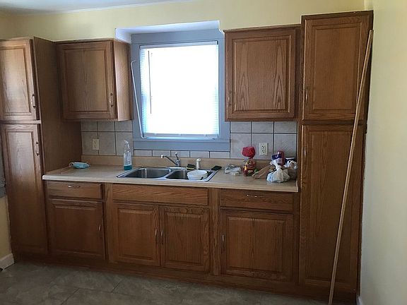 3rd image of 4717 Henry Ave