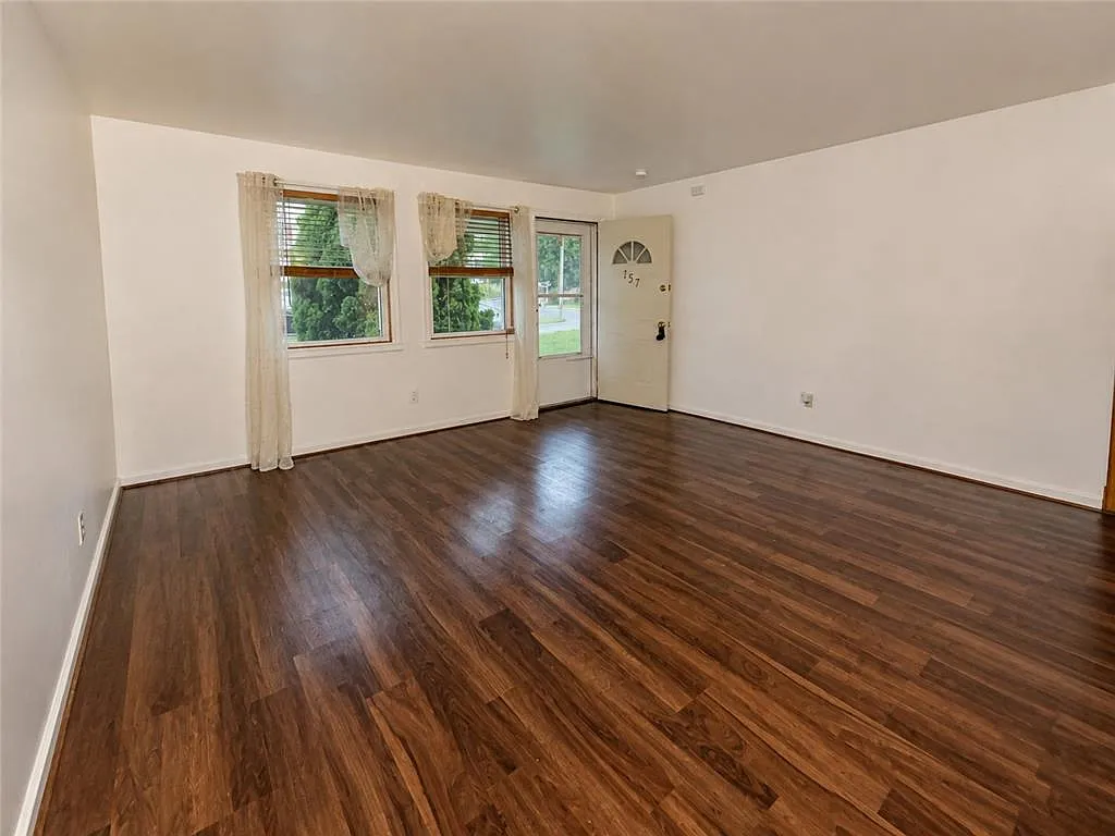 3 bed, 1.5 bath, 1402 sqft, $2,300 — Photo 4