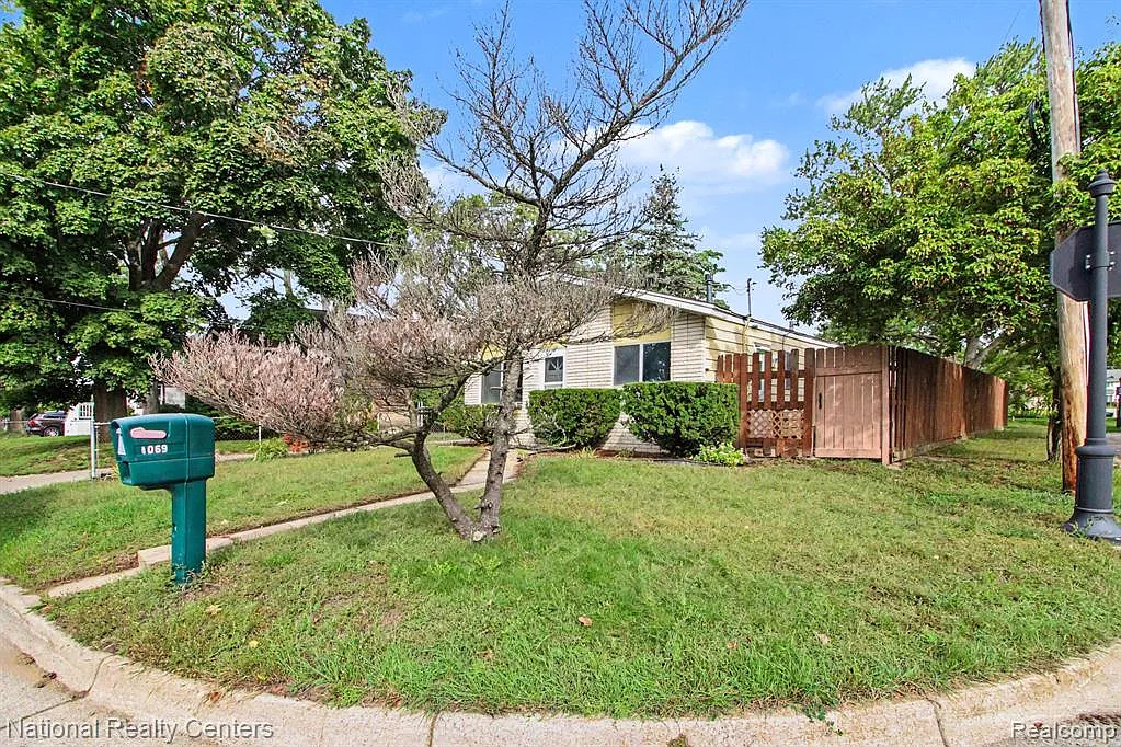 3 bed, 1.0 bath, 900 sqft, $1,750 — Photo 3