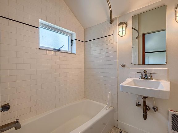 4th image of 4235B NE Garfield Ave #B