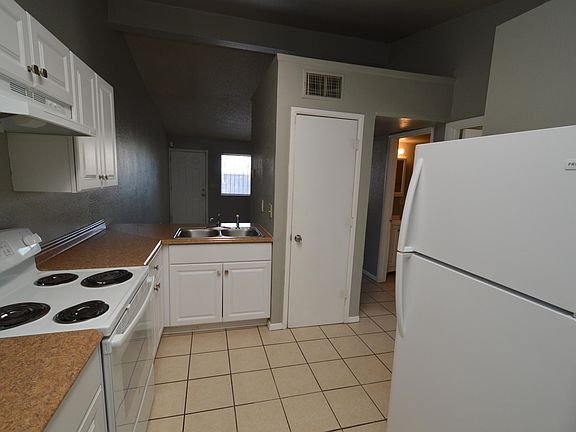4th image of 417 E Thoroughbred St