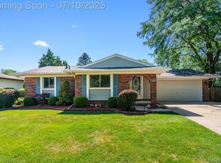 39957 Rita Dr, Clinton Township, MI
