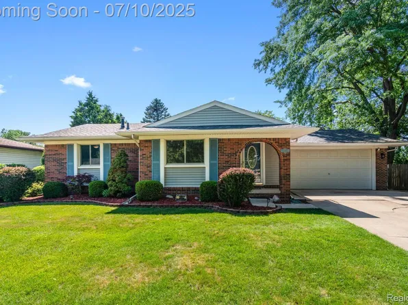 39957 Rita Dr, Clinton Township, MI 48038